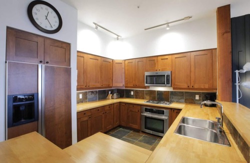 Ucluelet Condo | Big Beach Escape – Oceanview Walk to Trail Fireplace