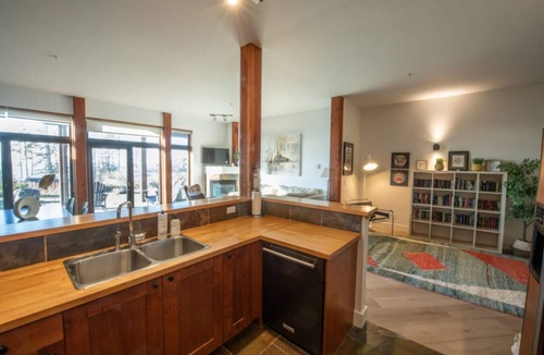Ucluelet Condo | Big Beach Escape – Oceanview Walk to Trail Fireplace