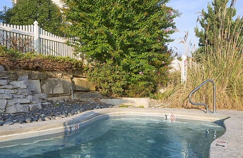 Big Cedars Cottage | BLOCK Paradise Point 2br