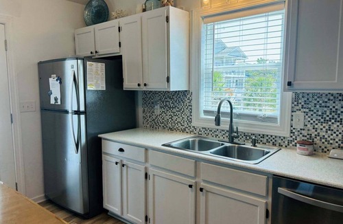 Holden Beach Cottage | Blue Crab Cottage: A spacious 4-bedroom retreat in Holden Beach, perfect for up to 9 guests.