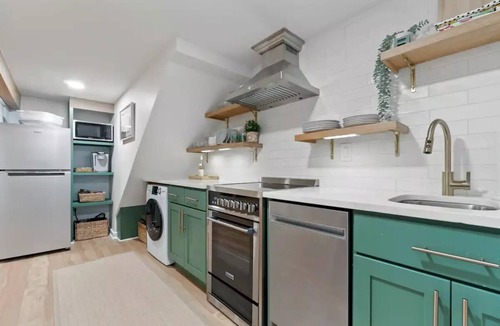 Mount Pleasant House | Blue House by the Zoo - Mt. Pleasant-AdMo-CoHi