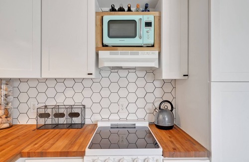 South End Condo | Blue Zone Bungalow! 150 yards to the beach & close to cafes!