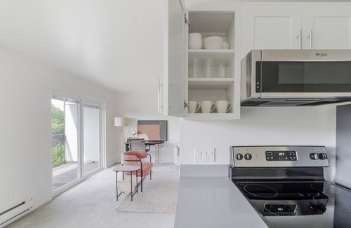 North Queen Anne Apartment | Blueground | North Queen Anne, balcony, nr Kerry Park