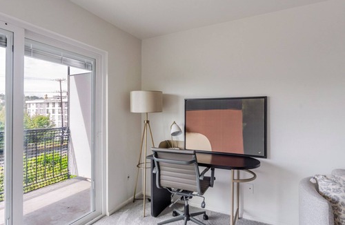North Queen Anne Apartment | Blueground | North Queen Anne, balcony, nr Kerry Park