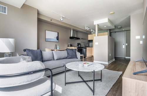 Northwest Bellevue Apartment | Blueground | Northwest Bellevue, pool, nr Bellevue Park