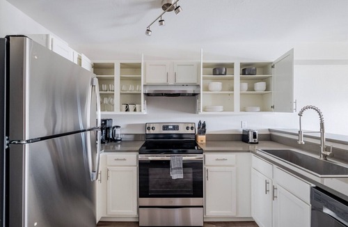 Cascade Apartment | Blueground | South Lake Union, balcony, nr Lake Union