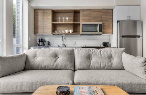 West Queen Anne Apartment | Blueground | West Queen Anne, balcony, nr Kerry Park