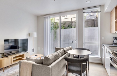 West Queen Anne Apartment | Blueground | West Queen Anne, balcony, nr Kerry Park