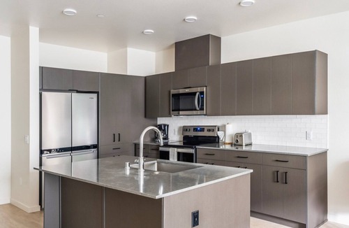 Wilburton Apartment | Blueground | Wilburton, fitness center, nr Bellevue Park