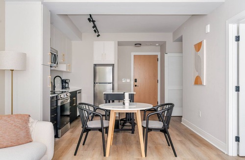 Woodmont Triangle Apartment | Blueground | Woodmont, pool & w/d, nr Bethesda Row