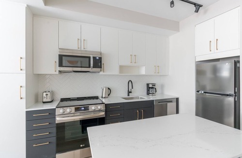 Woodmont Triangle Apartment | Blueground | Woodmont, pool & w/d, nr Bethesda Row