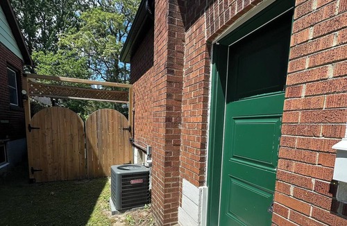 Scarborough House | Bluffs suite retreat - beautiful cliffcrest leafy suburb moments from the beach!