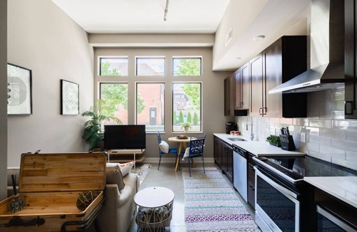 Italian Village Apartment | Bohemian Flat - Short North - Free Parking