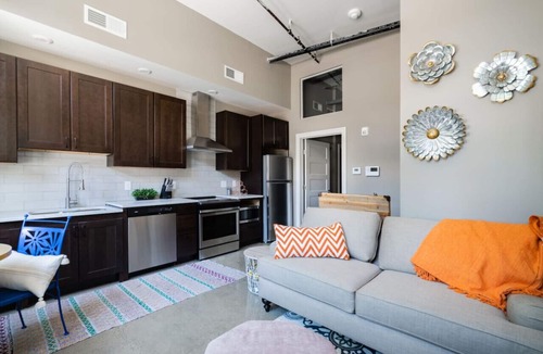 Italian Village Apartment | Bohemian Flat - Short North - Free Parking