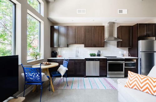 Italian Village Apartment | Bohemian Flat - Short North - Free Parking