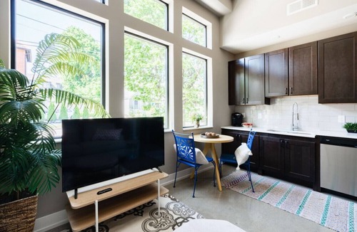 Italian Village Apartment | Bohemian Flat - Short North - Free Parking