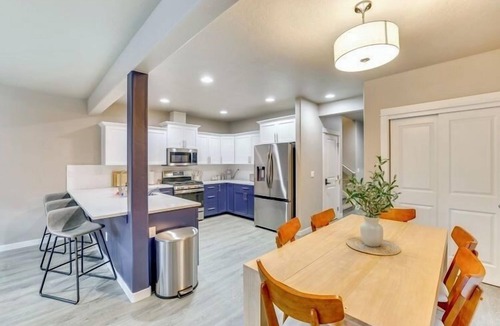Sunset House | Boise Blue Retreat - North End, Hot Tub, 4BR , 3BA, Walking distance to Hyde Park and Camel’s Back Park. Close to Boise White Water park. E Bikes for rent.