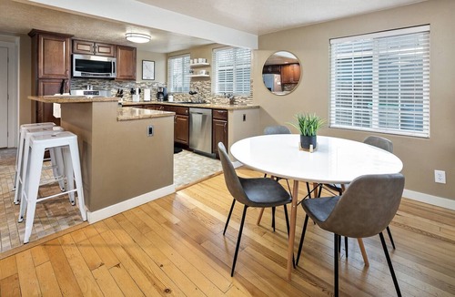 Veterans Park House | Boise Whitewater Cottage *Bike to town and bike to Boise River and Greenbelt using our 2 provided bikes. Your stay puts close to downtown Boise and the Greenbelt.right in the middle of everything that Boise has to offer.