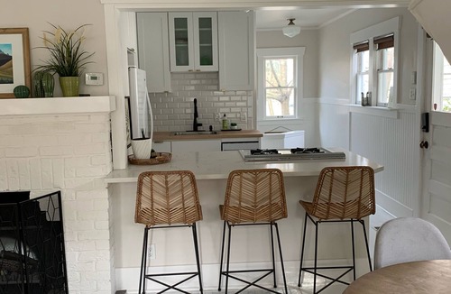 Alki House | BOOK APRIL SALE! Charming 100 year old home - 1 Block from Beach Drive