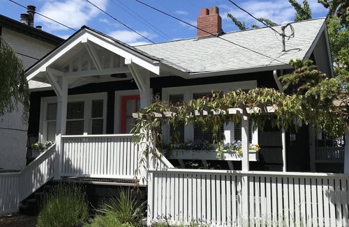 Alki House | BOOK APRIL SALE! Charming 100 year old home - 1 Block from Beach Drive