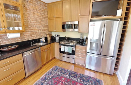 Georgetown House | 'Book Hill' Georgetown House | Walkable, + Garage Sleeps 6