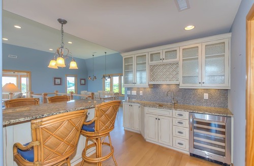 Whalehead Beach House | BOOK NOW! 7BR 8BA -Elevator, Salt water pool, min to beach