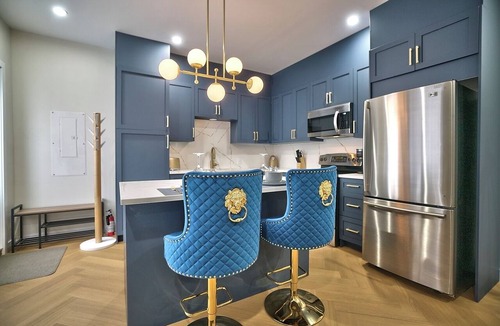 Sherbrooke Apartment | Boutique Studio, Spa Bath & Parking, Sleeps 2