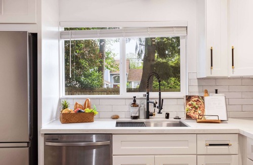 Picnic Point-North Lynnwood Apartment | Brand New 1BR Designer's Oasis 1min to I-5, Costo