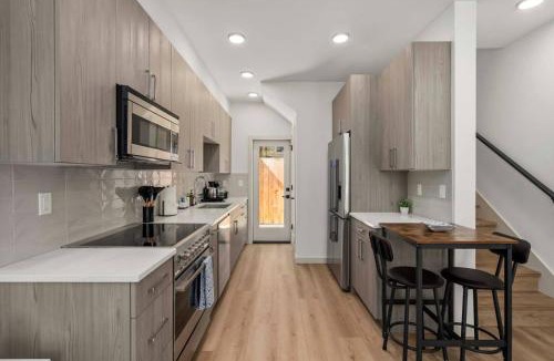 Fremont House | Brand New 2BR Townhome in Fremont with Rooftop Patio