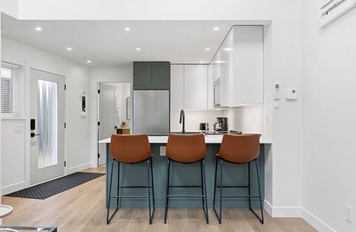 Aldergrove House | Brand New Modern Private Loft Suite | King Bed |