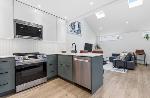 Aldergrove House | Brand New Modern Private Loft Suite | King Bed |