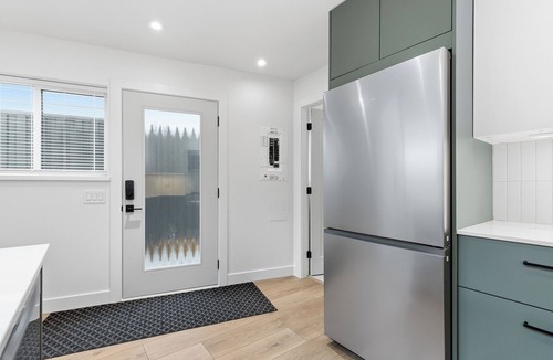 Aldergrove House | Brand New Modern Private Loft Suite | King Bed |