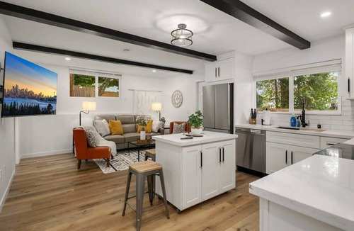 Picnic Point-North Lynnwood Apartment | Brand New Stylish 3BR Home with Designer’s Touch