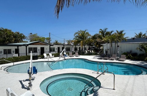 Bradenton Beach Cottage | Bridge Street Pier Beach House + Dog-friendly