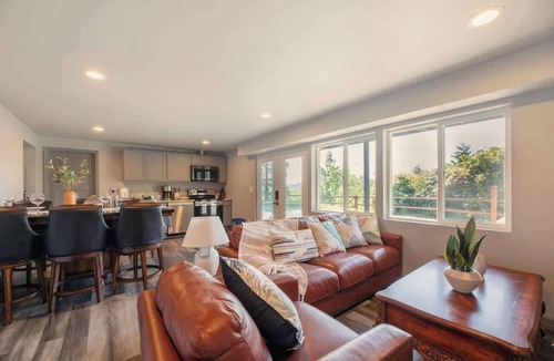 Newport Apartment | Bright 2BR Lower Unit | Relaxing Yard & Great Spot