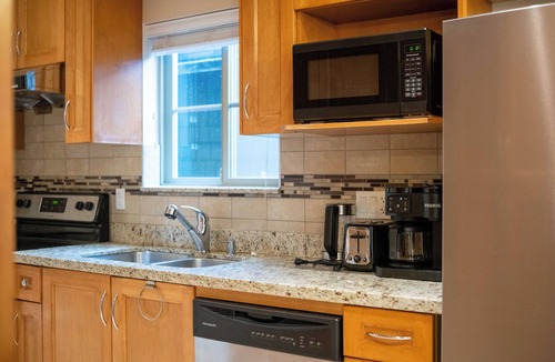 Renfrew-Collingwood House | Bright 3BR Retreat, Near Downtown & SkyTrain