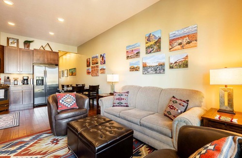 Kimball Junction Condo | Bright and Airy Mountain Townhome. Walk to Shops, Dining, Trails + Hot Tub