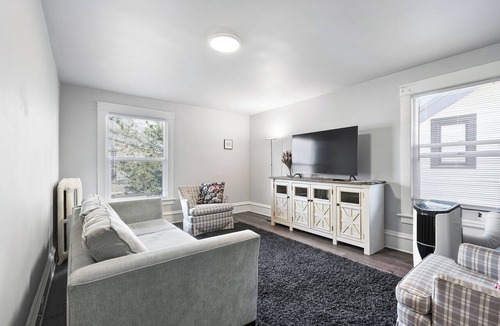 Wallingford Apartment | Bright and comfortable 2BD w/AC Near UW dedicated FREE Parking