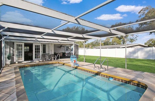 Sarasota Springs House | Bright and cozy pool home in Sarasota - Bali Poolside