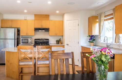 West Porpoise Bay House | Bright And Spacious 3-Bedroom West Coast Rancher