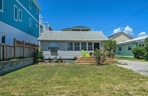 Wilmington Beach Cottage | Bright Carolina Beach Cottage w/Yard & Grill