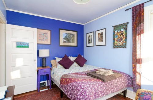 King House | Bright cheery Alberta house—2 bedrooms sunny patio