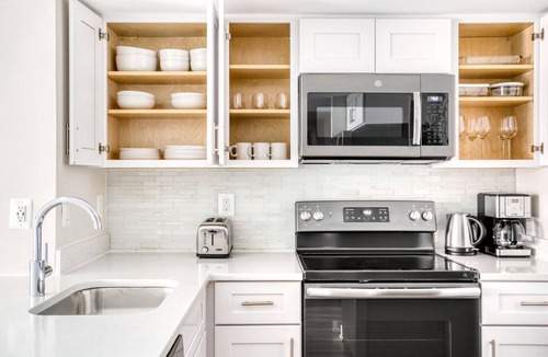 Court House Apartment | Bright Clarendon 1BR W/D, Concierge & Gym, steps to WF, by Blueground