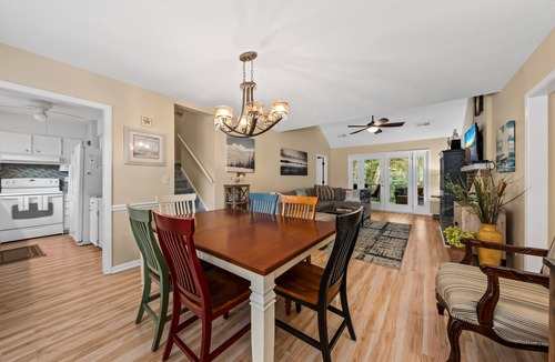 Tarpon Pond Cottage | Bright Cottage! Bike to Beaches! Sleeps 8! Amenity access included! 2 dogs allowed