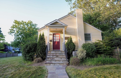 Wheaton-Glenmont House | Bright & Cozy 2BR w/Yard – Private Entrance In Silver Spring