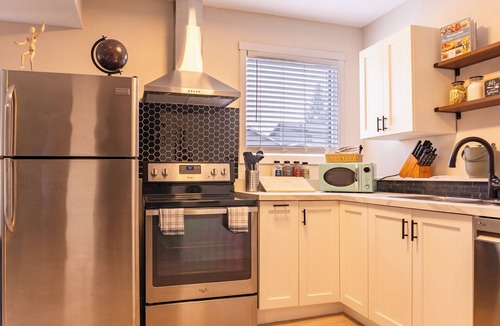 Southeast Calgary House | Bright Riverbend Getaway | Close to Stampede Grounds and DownTown