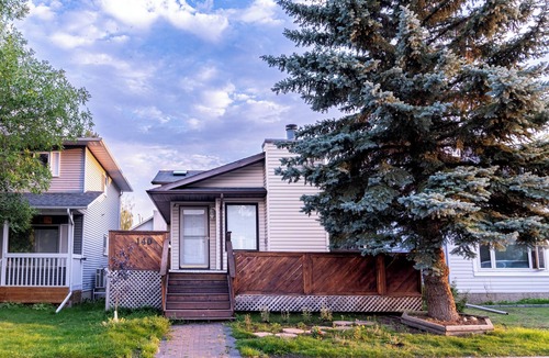 Southeast Calgary House | Bright Riverbend Getaway | Close to Stampede Grounds and DownTown