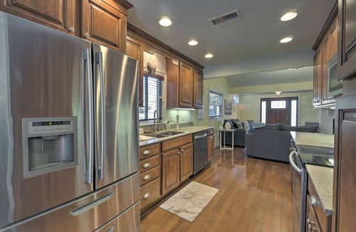 South Sarasota Cottage | Bright Sarasota Bungalow - 5 Mi to Siesta Beach!