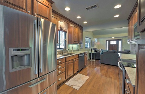South Sarasota Cottage | Bright Sarasota Bungalow - 5 Mi to Siesta Beach!