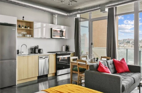 Connaught Apartment | Bright Studio | Mins to Saddledome | Skyline Views